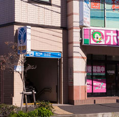 ブルーライン中田駅4番出口。いずみ中央歯科医院はこのビル2階です