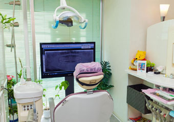 いずみ中央歯科医院のモニター。デジタルレントゲン結果などを説明する際に使用します